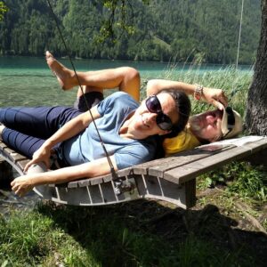 Relaxen auf der Holzhängematte am Weissensee